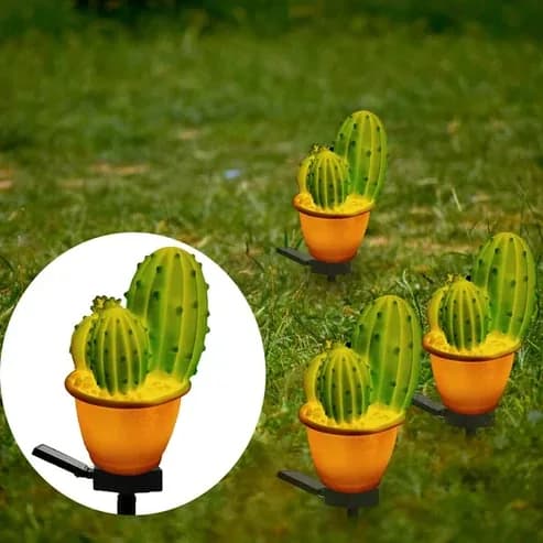 Cactus solar en maceta iluminando el césped de noche