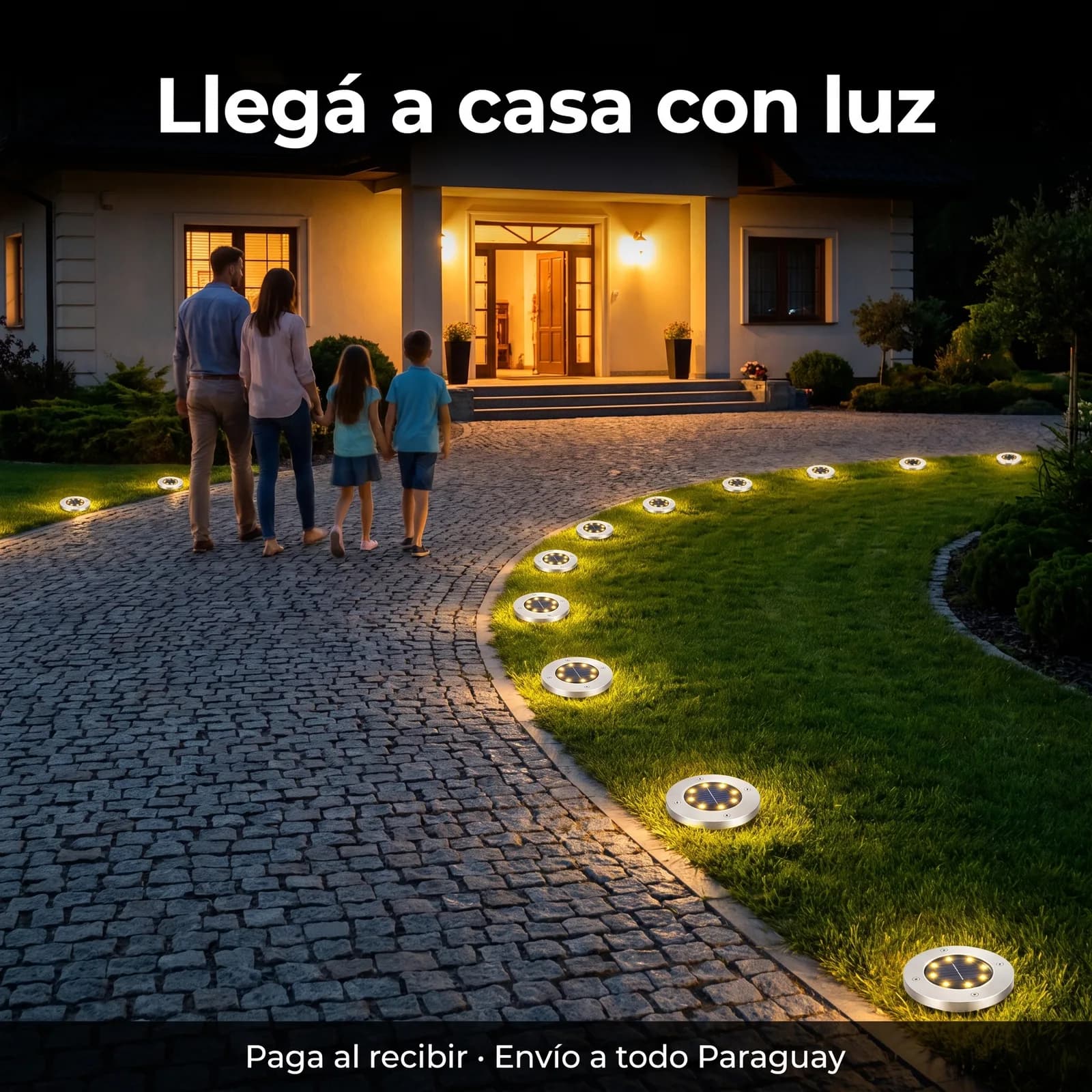 Familia llegando a casa de noche por un camino iluminado con luces solares de piso