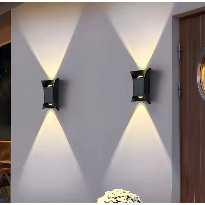 Aplique solar de pared proyectando luz hacia arriba y hacia abajo