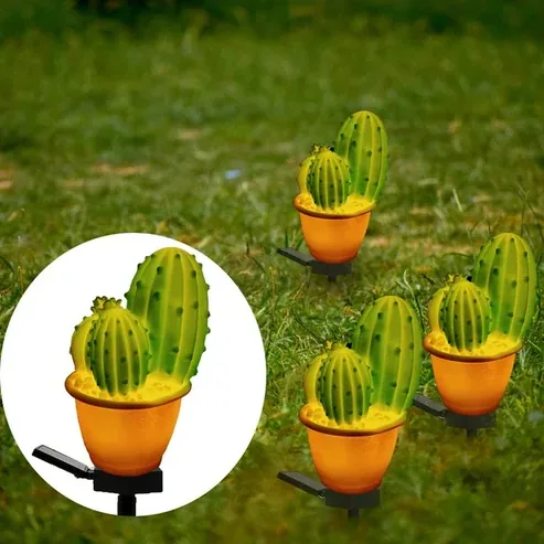 Cactus solar en maceta iluminando el césped de noche