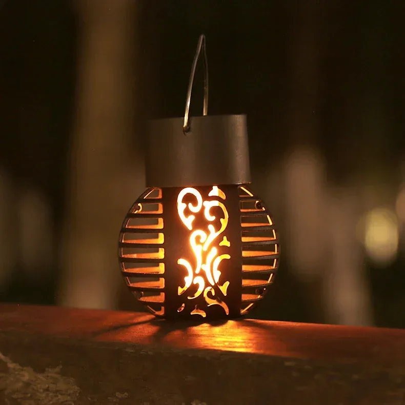 Farol colgante tribal solar encendido de noche con luz cálida