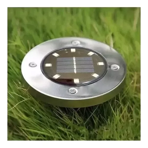 Luz solar de piso encendida sobre el césped